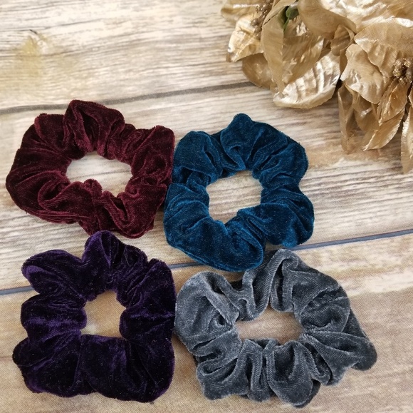 Brandy Melville Photo + 4 Velvet Winter Scrunchie - Picture 2 of 5